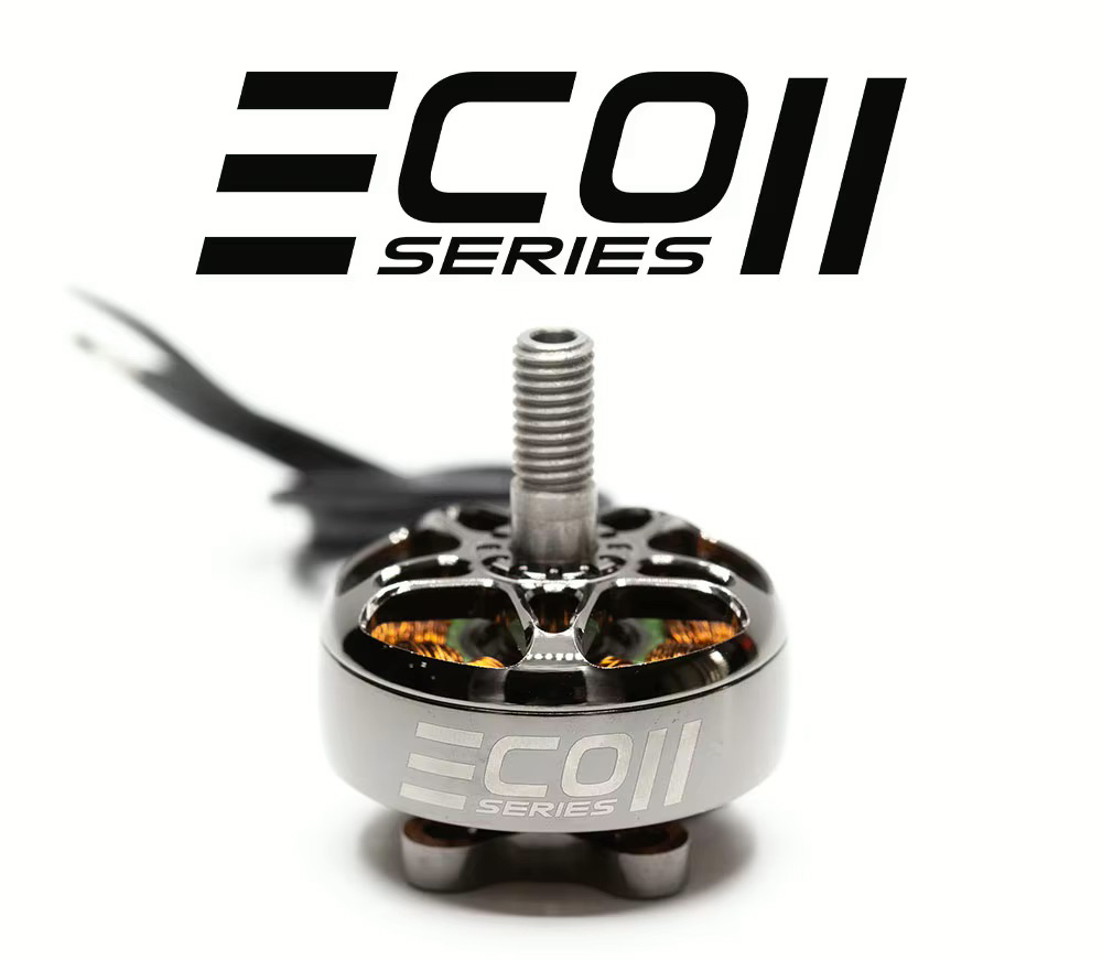 Nahaufnahme eines FPV-bürstenlosen Drohnenmotors der ECO II Series mit silbernem Gehäuse, sichtbaren kupfernen Wicklungen und hervorstehender Gewindestange vor weißem Hintergrund.