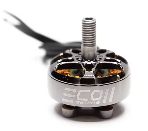 Kleiner FPV-Drohnen-Brushless-Motor mit sichtbaren kupferfarbenen Wicklungen, silbernem Gehäuse mit Aufdruck ECO II Series und hervorstehender Gewindespindel vor weißem Hintergrund