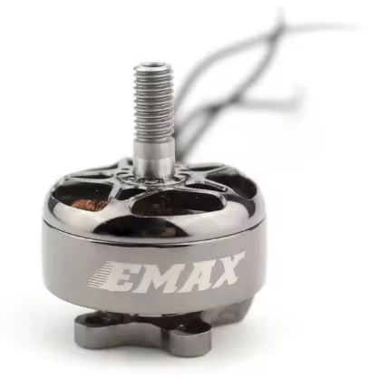 Nahaufnahme eines grauen EMAX FPV-Drohnen-Motors mit sichtbaren Kupferwicklungen, zentralem Gewindestift oben und drei dünnen Anschlusskabeln im unscharfen Hintergrund.