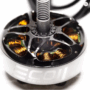 Nahaufnahme eines FPV-Drohnen-Bürstenlosmotors mit sichtbaren kupferfarbenen Spulen, schwarz glänzendem Rotor mit Aussparungen und zentraler Gewindestange; Gehäuse zeigt den Aufdruck ECOII Series.