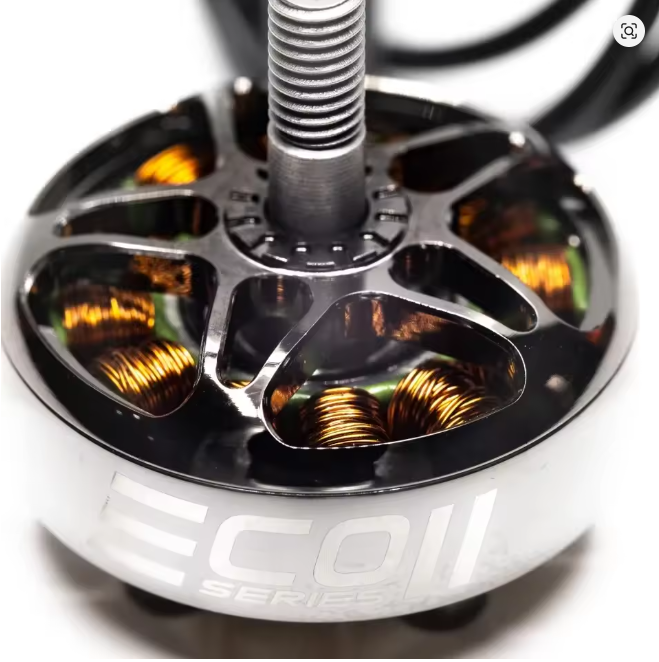 Nahaufnahme eines FPV-Drohnen-Bürstenlosmotors mit sichtbaren kupferfarbenen Spulen, schwarz glänzendem Rotor mit Aussparungen und zentraler Gewindestange; Gehäuse zeigt den Aufdruck ECOII Series.