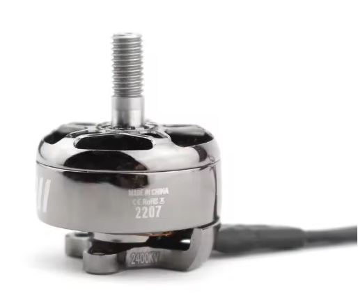 Kompakter chromfarbener FPV-Brushless-Motor mit sichtbarem Gewindeschaft oben, Gehäusebeschriftung ‚2207‘ und ‚2400KV‘ sowie angeschlossenem Kabel vor weißem Hintergrund.