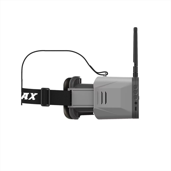 emax-fpv-goggle-dual-antenne-und-usb-ladefunktion Seitenansicht einer grauen FPV-Drohnenbrille mit Antenne, drei seitlichen Bedienknöpfen, Lüftungsschlitzen, weichen Augenpolstern und verstellbarem schwarzen Kopfband mit weißer Beschriftung.