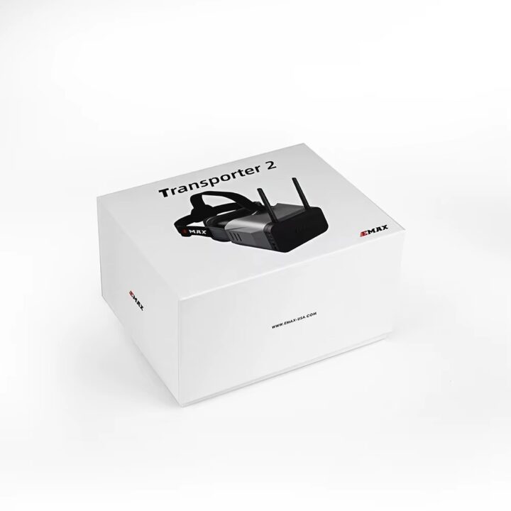 emax-fpv-racing-brille-43-zoll-800x480-display Weiße Verpackung mit der Aufschrift „Transporter 2“ und Abbildung einer schwarzen FPV-Brille mit Stirnband und zwei Antennen, Markenlogo EMAX sichtbar