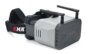 Graue und schwarze FPV-Drohnenbrille mit aufgesetzten Antennen, seitlichen Bedienknöpfen, auffälligem EMAX-Logo und verstellbarem Kopfband, freigestellt vor weißem Hintergrund.
