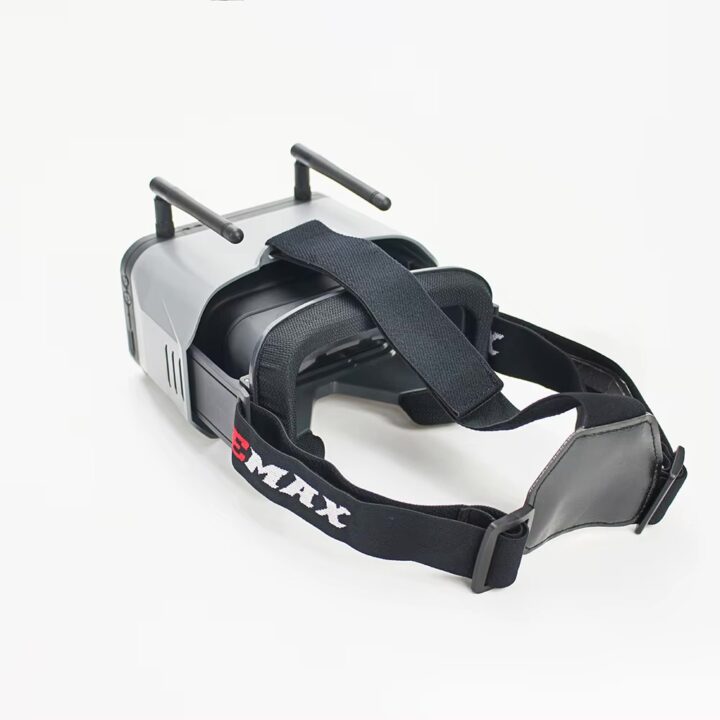 emax-transporter-2-goggle-fuer-racing-drohnen FPV-Brille in Grau-Schwarz mit zwei Antennen, weicher Gesichtspolsterung und verstellbarem Kopfband mit EMAX-Logo auf weißem Hintergrund.
