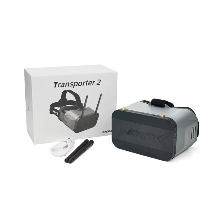 emax-transporter-2-komfortables-design-fpv-brille Grau-schwarze FPV-Brille EMAX Transporter 2 mit zwei Antennen, Kopfband und der Produktverpackung im Hintergrund.