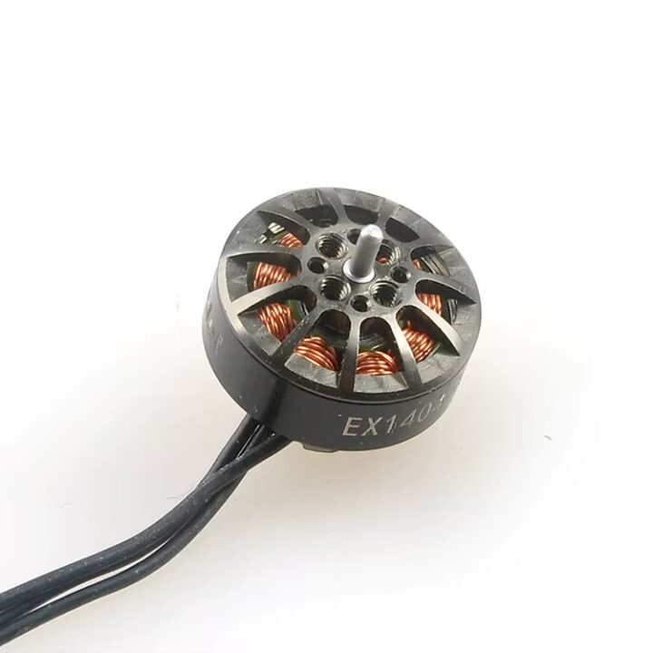 Schwarzer bürstenloser FPV‑Drohnenmotor mit sichtbaren kupferfarbenen Wicklungen, zentraler Metallwelle, radialen Belüftungsöffnungen und drei schwarzen Anschlusskabeln auf weißem Hintergrund.