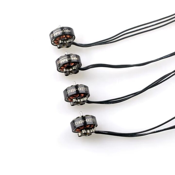 Vier schwarze FPV-Brushless-Drohnenmotoren mit sichtbaren Kupferwicklungen und jeweils drei schwarzen Anschlusskabeln, diagonal auf weißem Hintergrund angeordnet.