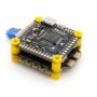 Kompakter Flight-Controller- und ESC-Stack für FPV-Drohnen aufeinandergestapelt, schwarze Platinen mit gelben Nylon-Abstandhaltern, USB-C-Anschluss, vielen Lötpads und sichtbaren SMD-Bauteilen.