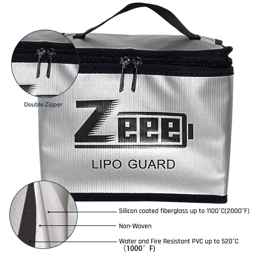 feuerfeste-lipo-akku-transporttasche-mit-klettverschluss Silberne, hitze- und feuerfeste LIPO-GUARD-Tasche mit schwarzem Tragegriff, sichtbarem Doppelreißverschluss, aufgedrucktem Logo und Einblick in die mehrlagige, hitzebeständige Materialschicht.