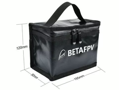 fpv-akku-aufbewahrungstasche-betafpv-schwarz Schwarze, rechteckige BETAFPV-Tragetasche aus wasserabweisendem Material mit Tragegriff oben, Doppelreißverschluss und weißem BETAFPV-Logo, neben eingezeichneten Maßen 165×90×120 mm.