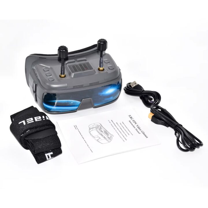 fpv-brille-dual-diversity-vr200-analog-fpv Graue FPV-Drohnenbrille mit zwei Antennen und blau getöntem Visier, daneben USB- und HDMI-Kabel, ein gepolstertes Stirnband und eine Bedienungsanleitung auf weißem Hintergrund.