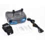 Graue FPV-Drohnenbrille mit zwei Antennen und blau getöntem Visier, daneben USB- und HDMI-Kabel, ein gepolstertes Stirnband und eine Bedienungsanleitung auf weißem Hintergrund.