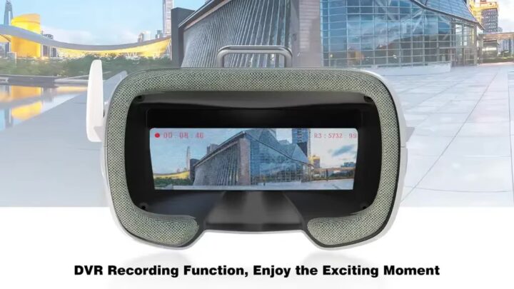 fpv-brille-mit-48-kanal-empfaenger-betafpv-vr03 Nahaufnahme eines VR-Headsets mit gepolstertem Gesichtsrand und eingebautem Display, das eine aufgezeichnete Stadtszene mit modernen Gebäuden, einem Aufnahme-Timer und rotem Aufnahmepunkt zeigt; darunter der Schriftzug DVR Recording Function, Enjoy the Exciting Moment.