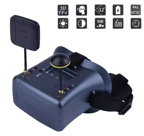 Dunkelgraue FPV-Drohnen-Brille mit verstellbarem Kopfband, zwei Antennen (runde Omnidirektional‑ und flache Patch‑Antenne), Bedientasten und Lüftungsöffnung an der Vorderseite sowie kleinen Funktionssymbolen oberhalb.