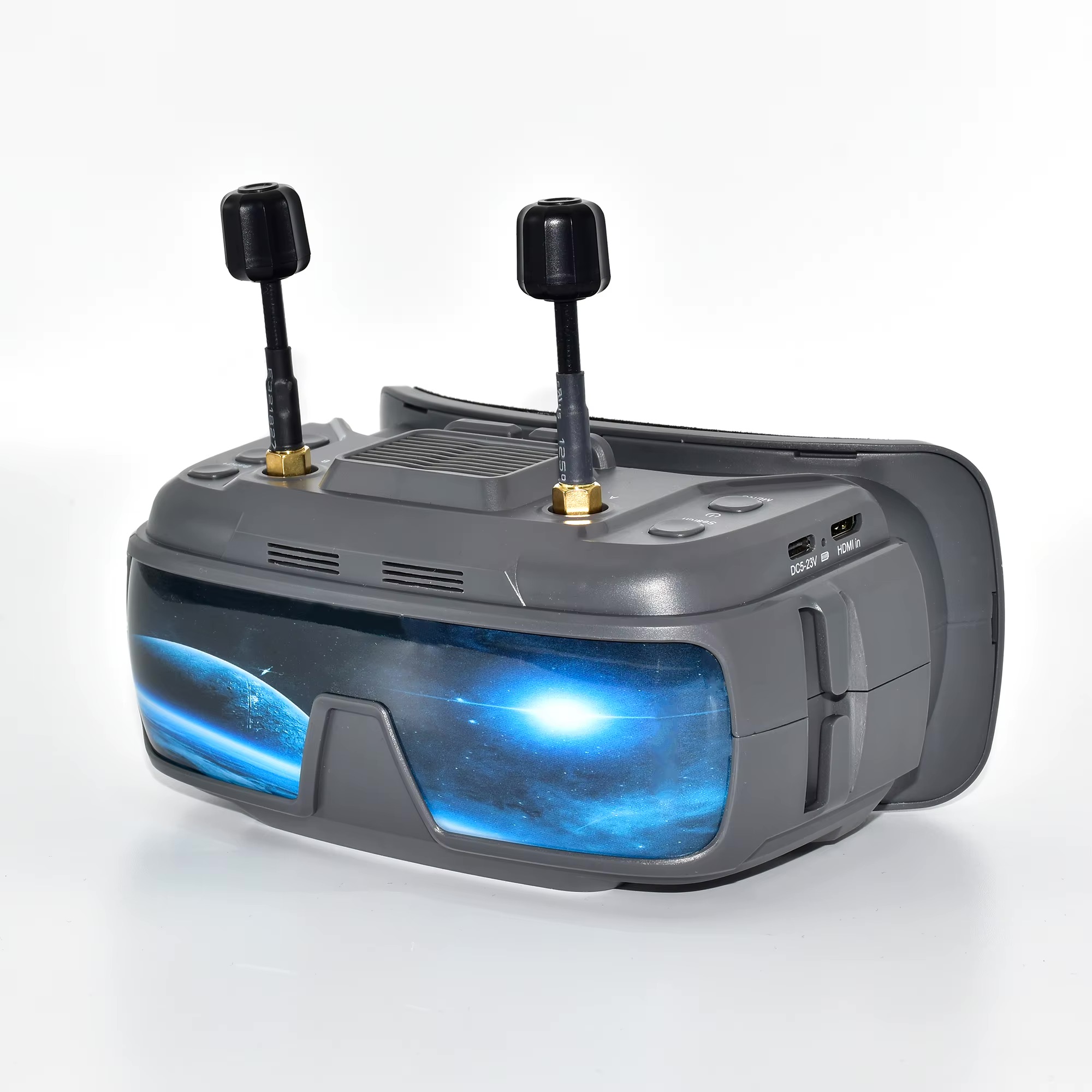 fpv-brille-mit-dvr-40ch-analog-empfang-vr200 Graue FPV-Drohnenbrille mit gebogenem blau schimmerndem Visier, zwei aufgesetzten Antennen, sichtbaren Bedienknöpfen und Anschlussbuchsen auf weißem Hintergrund.