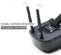 Schwarze FPV-/VR-Brille auf weißem Hintergrund mit zwei aufrechten 5.8G-Antennen, Tragegurt und Textoverlay ‚DOUBLE ANTENNA RECEPTION — The signal is more stable‘.
