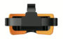 Virtual-Reality-Headset in Vorderansicht mit breitem schwarzen Kopfband, schwarzem Gehäuse und orangefarbenem, gelochtem Gesichtspolster.