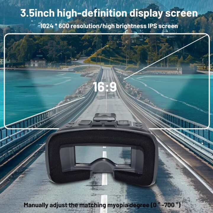 fpv-brille-vr200-35-zoll-ips-display-fpv-drohne Schwarze FPV‑Drohnenbrille mit gepolstertem Gesichtsausschnitt und sichtbarer 3,5‑Zoll‑Displayöffnung, vor einer überlagerten Brücken-/Meereslandschaft mit Einblendungen zu 16:9‑Format, 1024×600‑Auflösung und manueller Myopie‑Einstellung (0–700).