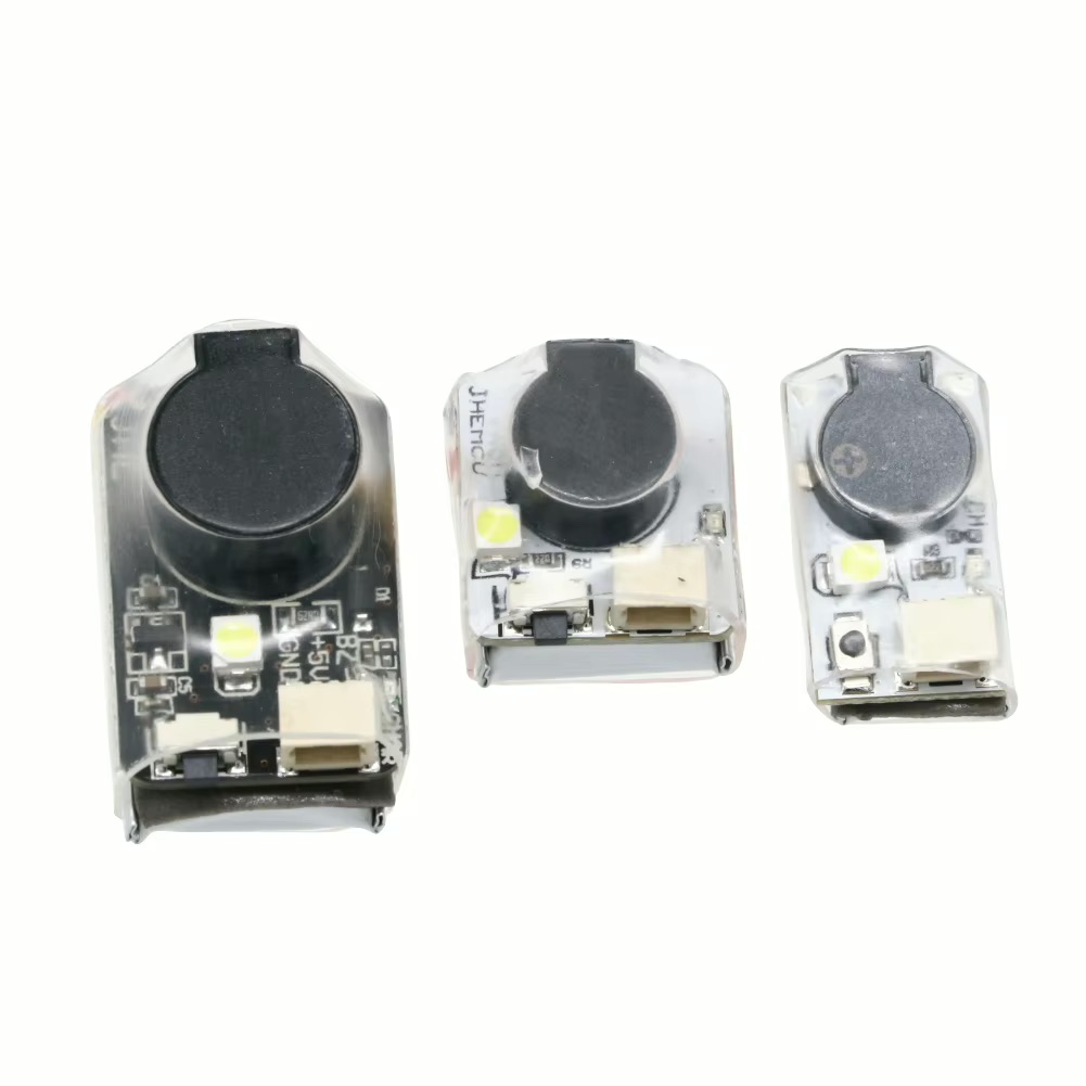 Drei kleine transparente elektronische Module nebeneinander (links groß, Mitte mittel, rechts klein), jeweils mit rundem schwarzem Piezo-Lautsprecher, einer weißen SMD-LED und einem USB-Anschluss auf weißem Hintergrund.