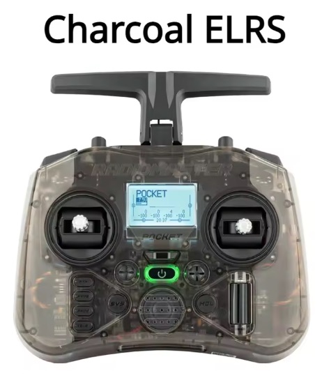 Transparente Charcoal Radiomaster Pocket ELRS Drohnen-Fernbedienung mit T‑förmiger Antenne, zwei Steuerknüppeln, sichtbarer Elektronik, mittigem LCD-Display mit der Aufschrift POCKET und grün beleuchtetem Ein/Aus-Knopf.
