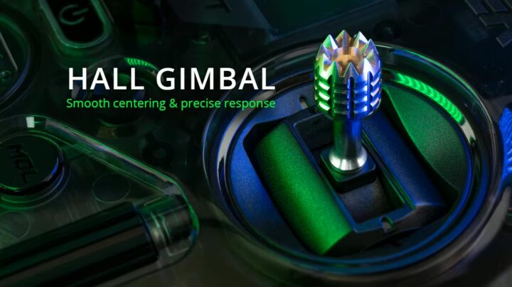 Nahaufnahme des Hall-Gimbal-Joysticks einer Radiomaster Pocket Drohnen-Fernbedienung mit gezahntem Metallknopf, grün-blauer LED-Beleuchtung und transparentem Kunststoffgehäuse.