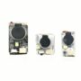 Drei kleine rechteckige Elektronikmodule auf weißem Hintergrund, jeweils mit rundem schwarzem Lautsprechergehäuse, einer LED und Anschlusssteckern; links das größte Modul, Mitte und rechts zwei kleinere Varianten.