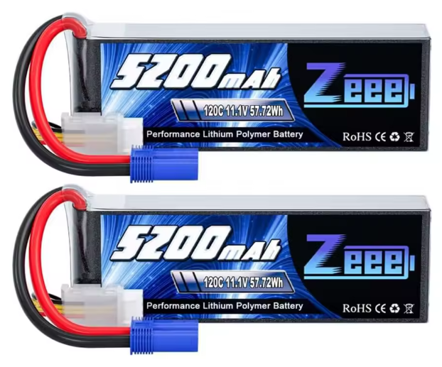 Zwei gestapelte rechteckige Lithium‑Polymer‑Akkupacks mit blau‑schwarzem Label und Markenaufdruck Zeee, großer Aufschrift 5200 mAh, roten und schwarzen Anschlusskabeln sowie blauem Steckverbinder und Angaben zu 11,1 V und 120C.