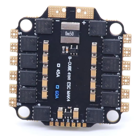 Schwarze quadratische 4‑in‑1 ESC-Leiterplatte für Drohnen mit abgerundeten Ecken und vier Montagebohrungen, goldenen Lötpads an den Rändern, mehreren MOSFETs entlang der Seiten, zentralem Spulenbauteil mit Aufdruck "0m50" und Beschriftung "B-CUBE 4IN1 ESC MK4" sowie Plus-/Minus‑Markierung oben.