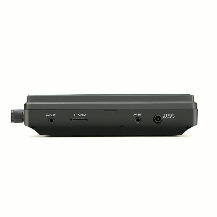 Rückseite eines schwarzen tragbaren Geräts mit Anschlüssen und Beschriftungen: links ein Drehknopf, daneben AV OUT-Buchse, TF‑Card‑Slot, AV IN-Buchse und ein DC/+12V-Stromanschluss.