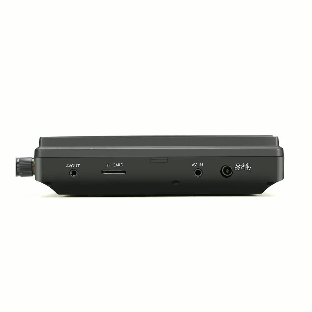 Rückseite eines schwarzen tragbaren Geräts mit Anschlüssen und Beschriftungen: links ein Drehknopf, daneben AV OUT-Buchse, TF‑Card‑Slot, AV IN-Buchse und ein DC/+12V-Stromanschluss.