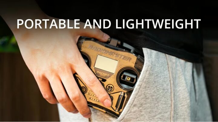 Hand, die eine kompakte Radiomaster Pocket-Drohnenfernbedienung mit sichtbarem Display und Steuerknüppeln in die Seitentasche einer grauen Jogginghose steckt; im Bild oben der Text "PORTABLE AND LIGHTWEIGHT".