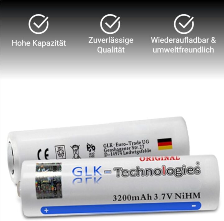 fpv-fernsteuerung-akku-glk-3200mah-radiomaster Zwei weiße 18650-Akkuzellen (eine vorne, eine dahinter) mit Aufdruck GLK-Technologies 3200 mAh 3.7 V NiMH, deutschem Fähnchen und Piktogrammen; darüber drei Häkchen mit den Worten „Hohe Kapazität“, „Zuverlässige Qualität“ und „Wiederaufladbar & umweltfreundlich“.