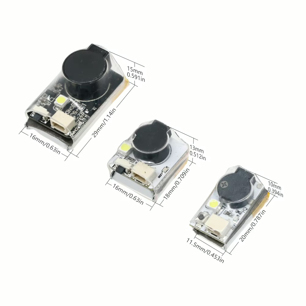 fpv-finder-buzzer-angeschlossen-an-flight-controller Drei kleine FPV-Drohnen-Buzzer in transparenter Kunststoffhülle mit runden schwarzen Schallkapseln, weißen Steckverbindern und aufgedruckten Maßangaben neben den Bauteilen.