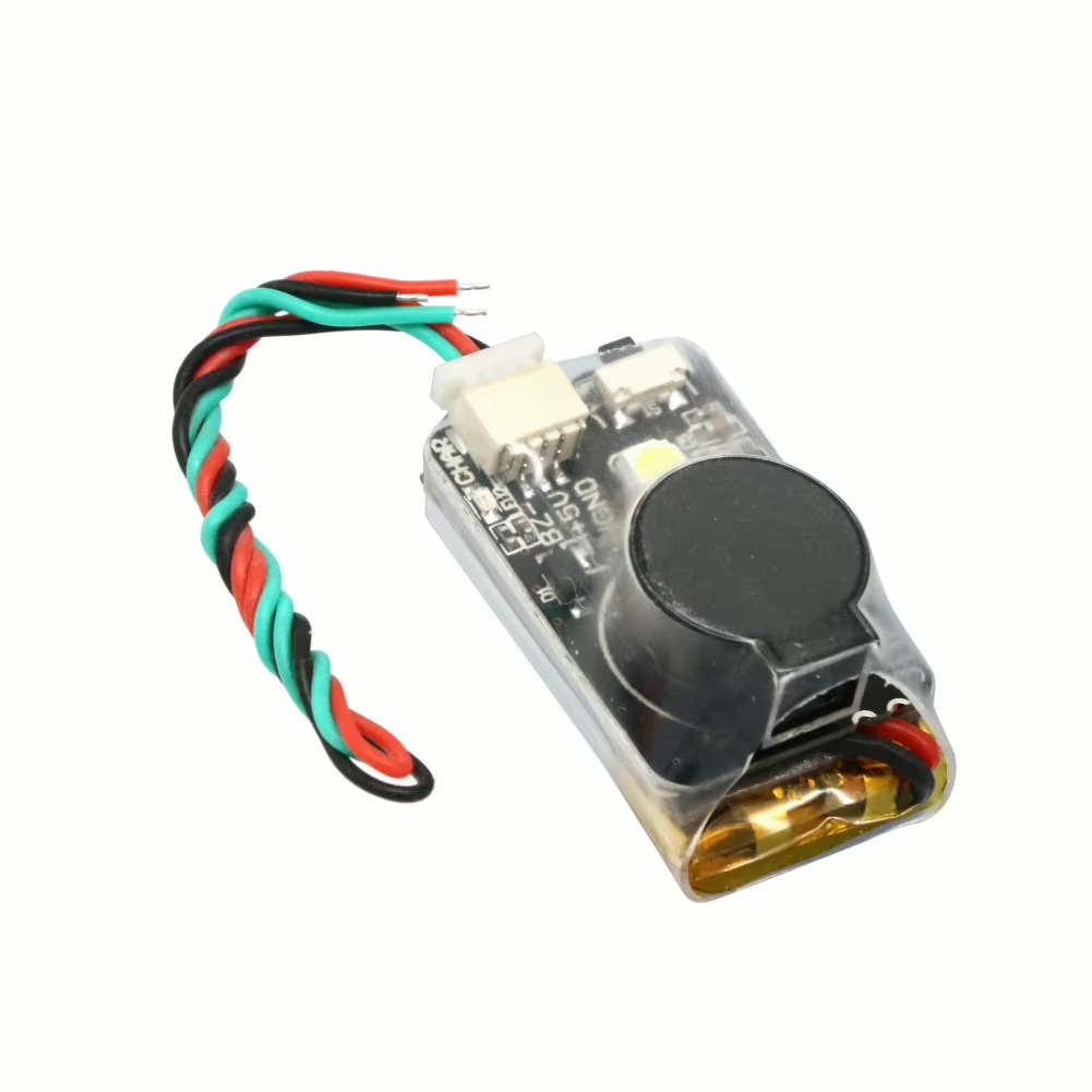 Transparenter Schrumpfschlauch-überzogener Elektronikbaustein mit flacher LiPo-Zelle, rundem schwarzem Summer, sichtbarer Platine und verdrilltem rot-schwarz-grünem Anschlusskabel mit weißem Stecker