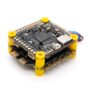 Gestapelte schwarze Flight-Controller-Platine für FPV-Drohnen mit gelben Abstandshaltern, USB‑C‑Anschluss, sichtbarem Mikrocontrollerchip und goldfarbenen Lötpads für Motor-/ESC‑Anschlüsse.
