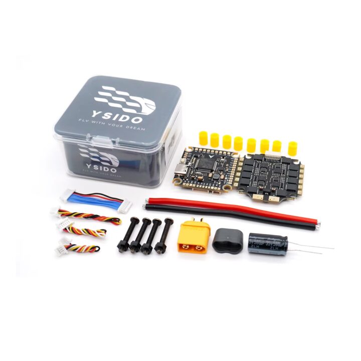 Flight-Controller- und ESC-Kit für FPV-Drohnen: zwei Platinen mit Bauteilen, mehrere bunte Anschlusskabel, XT60-Stecker, Elektrokondensator, vier Montage-Schrauben, gelbe Isolierkappen und ein YSIDO-Aufbewahrungsbehälter auf weißem Hintergrund.
