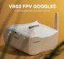 Weiße VR03 FPV-Drohnenbrille von BETAFPV mit aufrechter Antenne, sichtbaren Bedientasten und Metall-Halteclip auf warmgelbem Hintergrund.