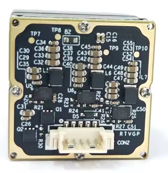 Screenshot Quadratische Wärmebildkamera-Platine für FPV-Drohnen mit schwarzem Leiterplattenlayout, goldfarbenem Metallrand, zahlreichen SMD-Bauteilen und einem weißen Mehrpolstecker an der Unterkante.