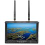 Schwarzer tragbarer FPV-Monitor mit zwei langen 5,8‑GHz-Antennen, auf dem Bildschirm eine Luftaufnahme von Wasserlandschaften mit Inseln und einem Boot.
