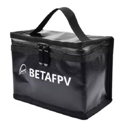 Schwarze, rechteckige, weichwandige Tragetasche mit oben angebrachtem Tragegriff und Doppelreißverschluss, auf der Vorderseite das weiße Logo „BETAFPV“.