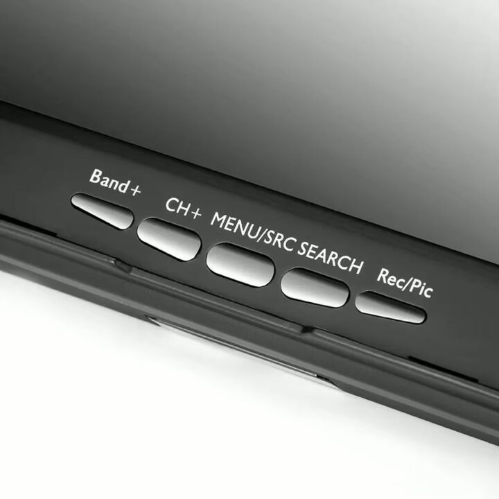 Nahaufnahme der unteren Blende eines Geräts mit fünf silbernen, abgerundeten Drucktasten auf schwarzem Gehäuse, beschriftet mit "Band+", "CH+", "MENU/SRC SEARCH" und "Rec/Pic".