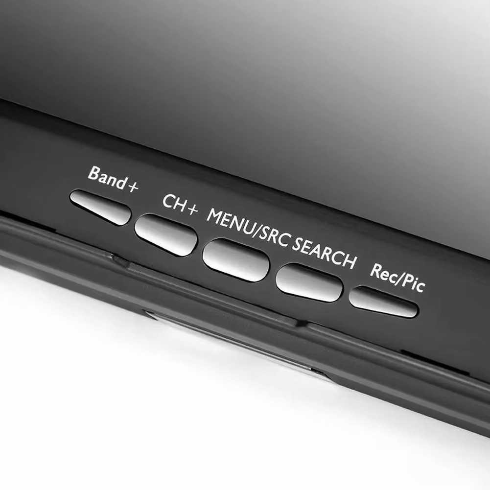 Nahaufnahme der unteren Blende eines Geräts mit fünf silbernen, abgerundeten Drucktasten auf schwarzem Gehäuse, beschriftet mit "Band+", "CH+", "MENU/SRC SEARCH" und "Rec/Pic".