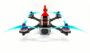FPV‑Racing‑Drohne mit vier türkisblauen 5‑Zoll‑Dreiblatt‑Propellern, roter Haube, nach vorn gerichteter Kamera und schwarzem Carbon‑Rahmen vor weißem Hintergrund.