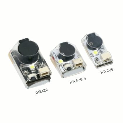 Drei kompakte transparente Elektronikmodule (beschriftet JHE42B, JHE42B‑S und JHE20B) mit rundem schwarzem Piezo‑Element, kleiner LED und Anschlussbuchse auf weißem Hintergrund.