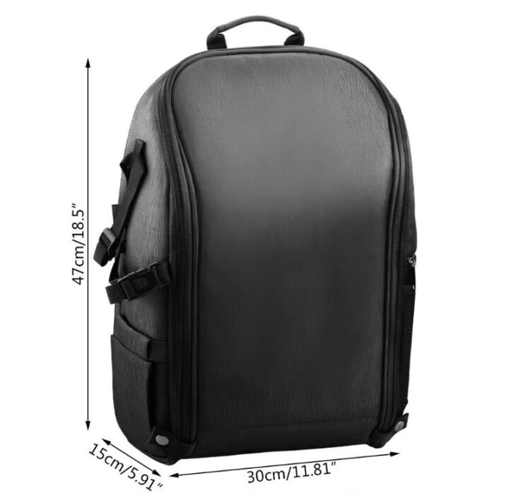 fpv-transport-rucksack-drohne-outdoor-tasche Schwarzer, schlanker Rucksack mit strukturiertem Frontpanel, Tragegriff oben, seitlichen Kompressionsriemen und Reißverschlusstaschen sowie eingetragenen Maßen 47 cm Höhe, 30 cm Breite und 15 cm Tiefe.