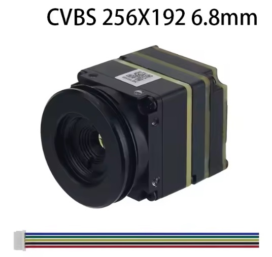 Screenshot Kompakte Wärmebildkamera für FPV‑Drohnen: schwarzes, quadratisches Kameramodul mit rundem Objektiv, zwei übereinander gestapelte Gehäuseplatten mit gelblichen Gummibändern, QR‑Code-Aufkleber und ein mehrfarbiges Flachkabel; oben die Beschriftung CVBS 256X192 6.8mm.