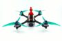 Viermotoriger FPV-Racing-Quad mit leuchtend türkisfarbenen 5-Zoll-dreiblättrigen Propellern, roter Verkleidung, schwarzen Carbon-Armen, lila Motorhülsen und vorn sichtbarer FPV-Kamera vor weißem Hintergrund.