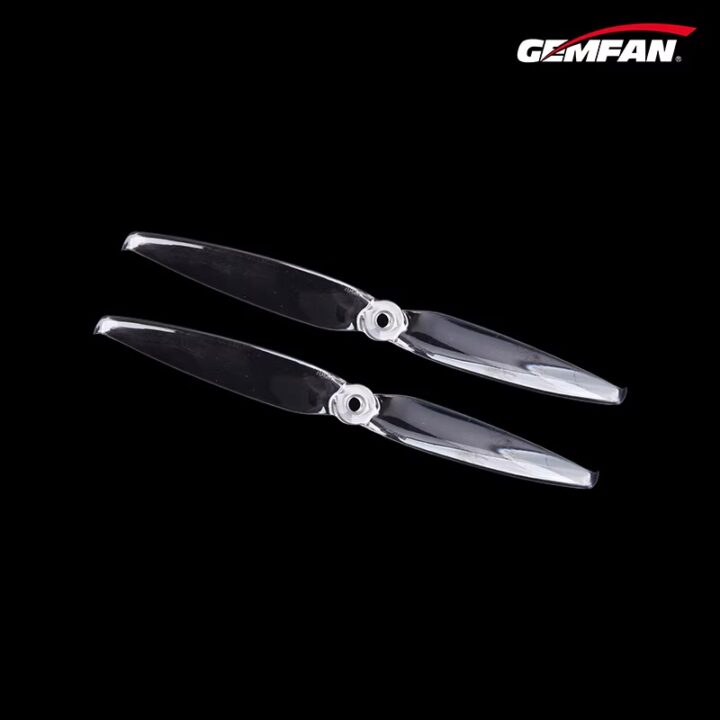 gemfan-7-zoll-propeller-fpv-drohnen-7042-detail Zwei transparente, zweiblättrige Kunststoff-Propeller mit zentraler Montageöffnung auf schwarzem Hintergrund; Gemfan-Logo oben rechts sichtbar.